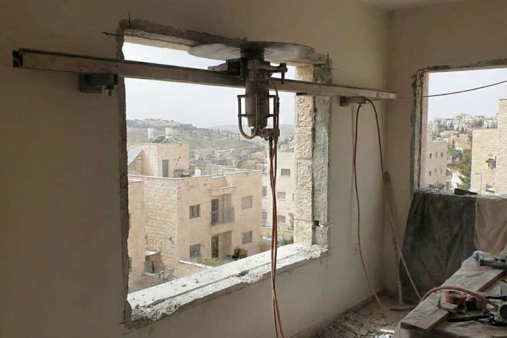 הרחבת חלון בקיר בפסגת זאב ירושלים